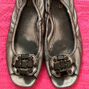 00's EMBELLISHED SILVER LEATHER MIU MIU ELASTICIZED OPEN TOE FLATS